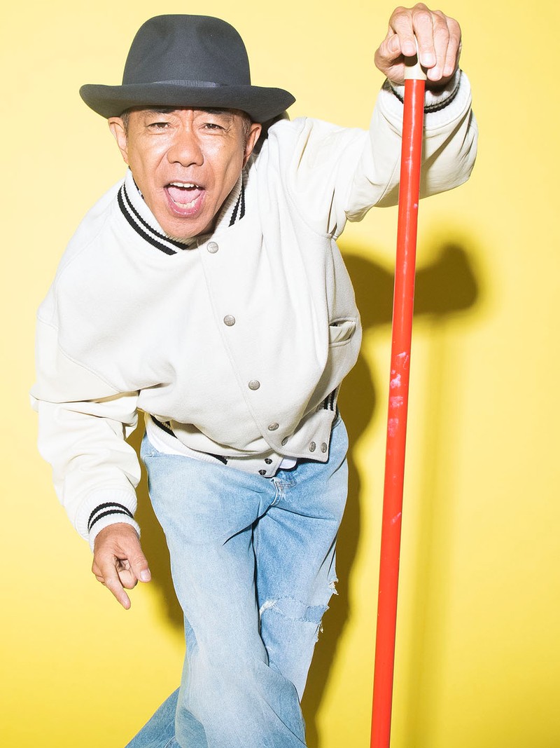 木梨憲武 × DIESEL ジャケット10万8900円、Tシャツ1万8700円、デニムパンツ5万3900円、ブーツ5万2800円/以上すべてディーゼル(ディーゼル ジャパン)、その他スタイリスト私物