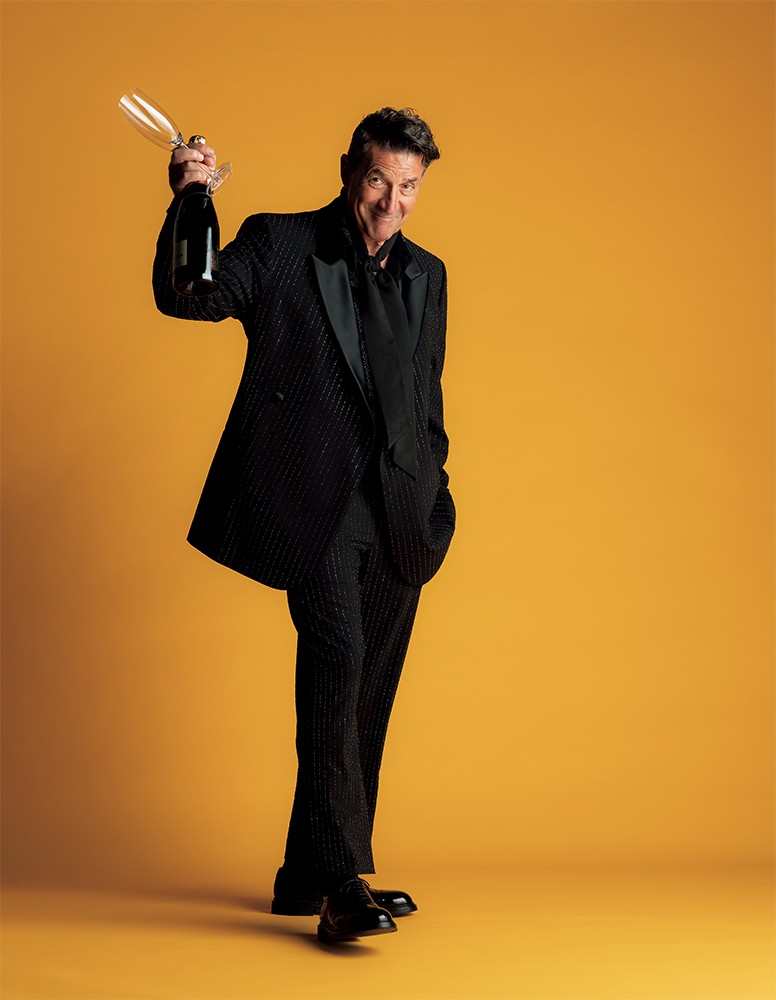 ▲ スーツ99万円、シャツ37万4000円、スカーフ1万9800円、靴7万400円/すべてエンポリオ アルマーニ(ジョルジオ アルマーニ ジャパン)