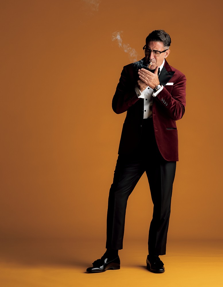 ▲ ジャケット65万8900円、パンツ24万7500円、シャツ18万1500円、ボウタイ4万1800円、チーフ2万6400円、カマーバンド6万2700円/すべてブルネロ クチネリ(ブルネロ クチネリ ジャパン)、サングラス5万160円/ブルネロ クチネリ&オリバーピープルズ(ルックスオティカジャパン カスタマーサービス)、時計349万8000円(予定価格・発売時期未定)/フランク ミュラー(フランク ミュラー ウォッチランド東京)、靴12万1000円/ジミー チュウ