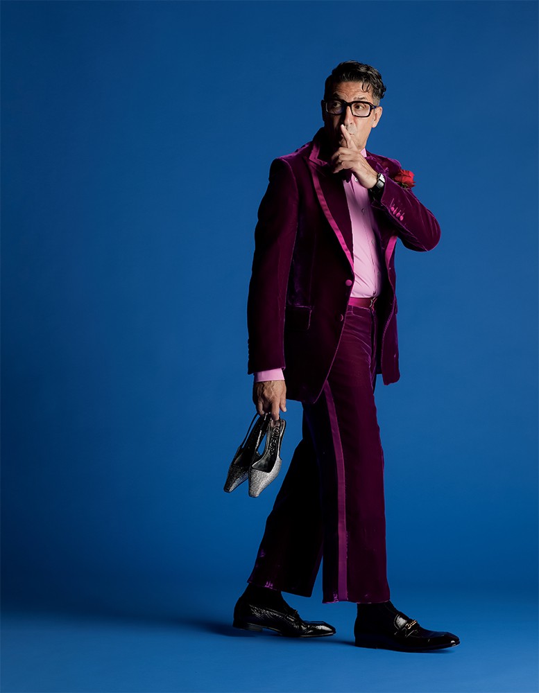 ▲ ジャケット110万円、パンツ55万円、シャツ18万7000円、ボウタイ3万9600円、靴28万6000円、手に持ったパンプス38万5000円/すべてトム フォード、メガネ5万6100円/トム フォード アイウエア 、時計29万3700円/トム フォード タイムピース(すべてトム フォード ジャパン)