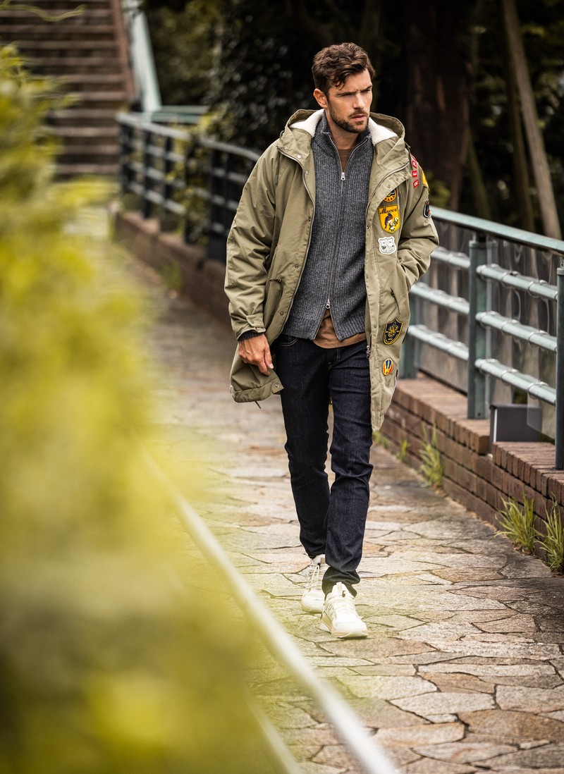 ▲ デニム3万7400円、モッズコート14万1900円、ニット3万9600円、Tシャツ2万900円、スニーカー2万4200円/すべてリプレイ(ファッション ボックス ジャパン)