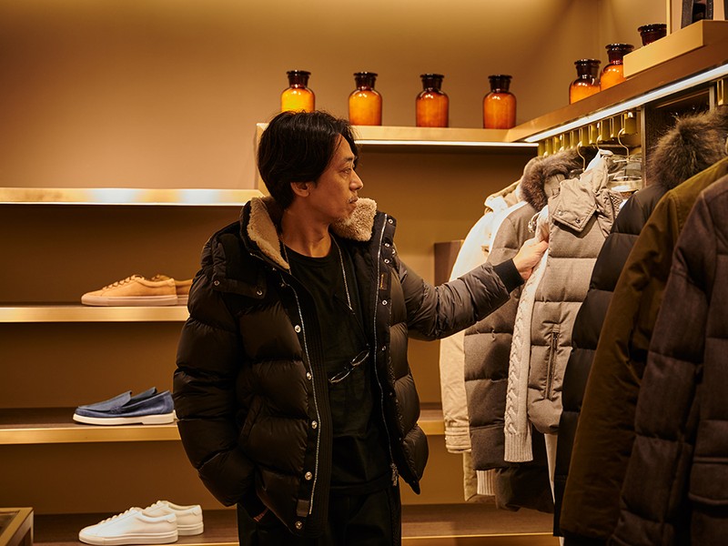 いつ会っても黒い服のイメージしかない、そんな高橋が手に取るのはやっぱり黒のダウン。もちろんムーレーでも黒は定番中の定番ですが、元来アメカジ小僧だった高橋をも納得させる深いものづくりはさすがです。