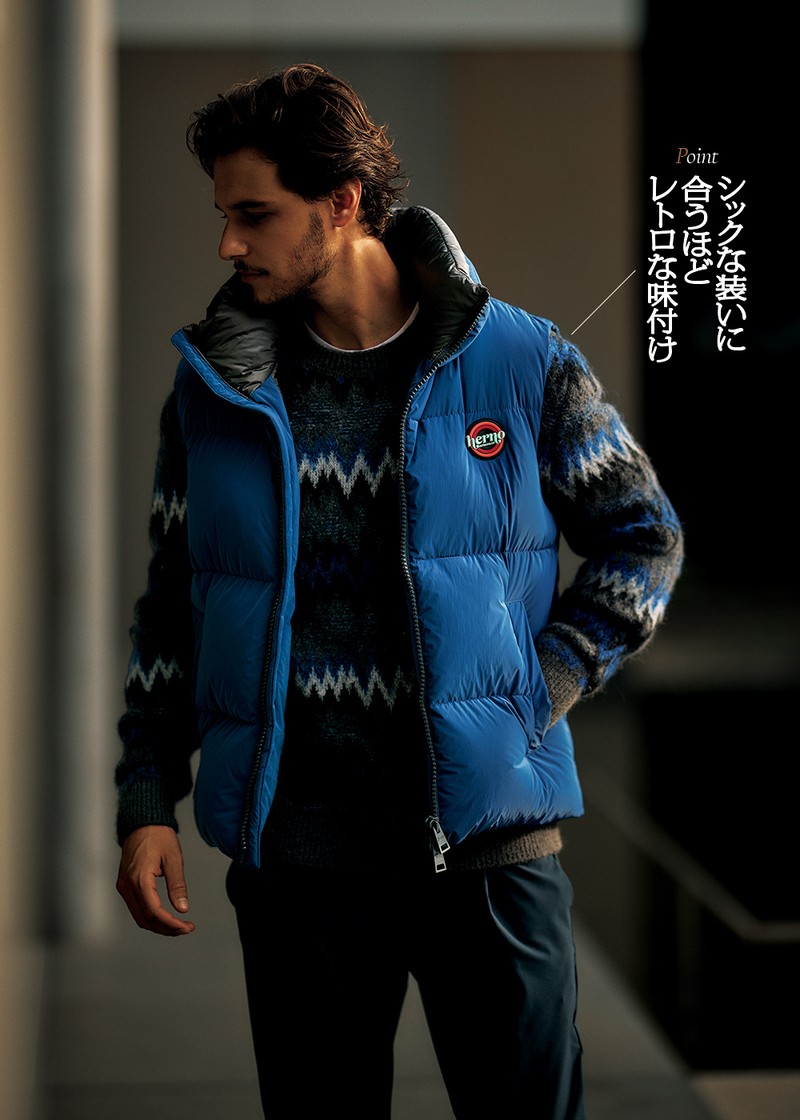 ダウンベスト11万9900円、ニット10万7800円、Tシャツ2万6400円、パンツ4万2900円／すべてヘルノ（ヘルノ・ジャパン）