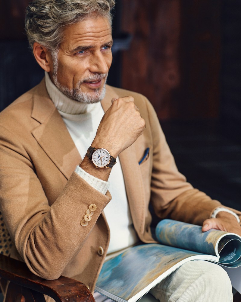 ▲ 時計は上と同じ。ジャケット59万4000円、チーフ2万4200円/ともにイザイア(イザイア ナポリ 東京ミッドタウン)、ニット3万6300円/フィリッポ デ ローレンティス、パンツ2万9700円/ブリリア1949(ともにトヨダトレーディング プレスルーム)