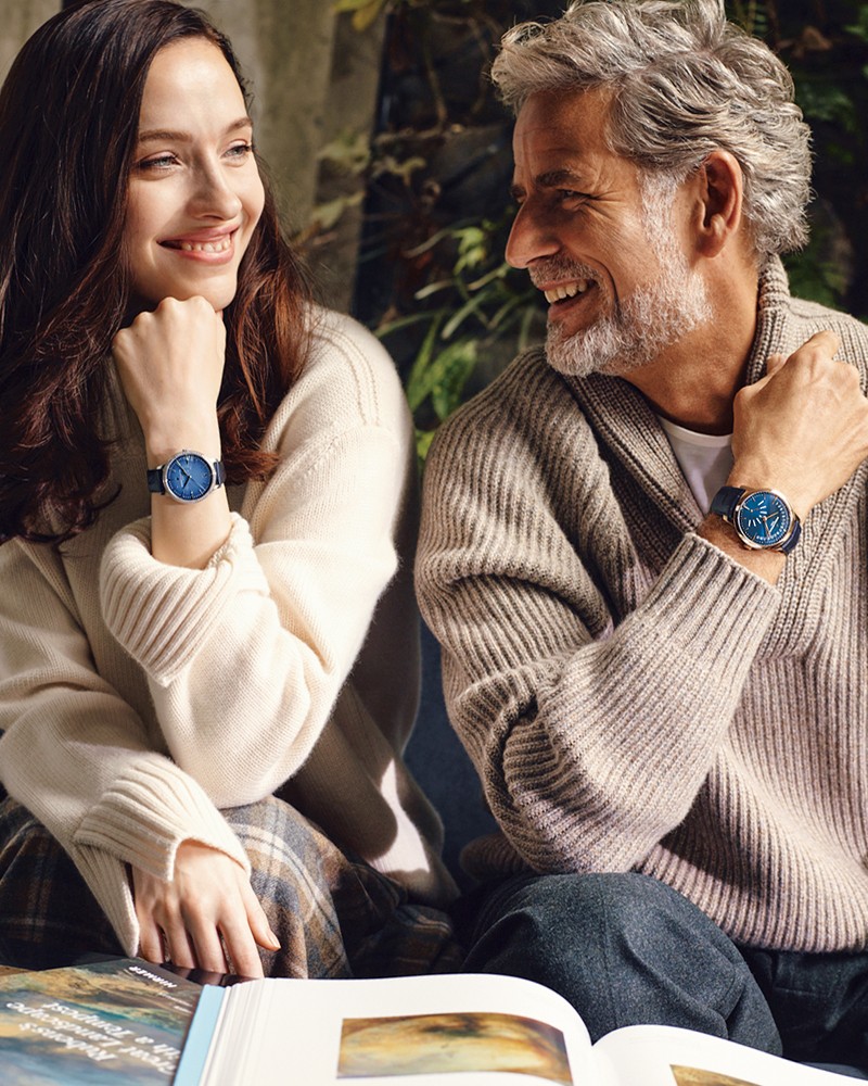 ▲男性●時計は上の右と同じ。ニット36万8500円、Tシャツ7万7000円、パンツ21万7800円/すべてロロ・ピアーナ(ロロ・ピアーナ ジャパン)、女性●時計は上の左と同じ。ニット28万4900円、パンツ58万6300円/ともにロロ・ピアーナ(ロロ・ピアーナ ジャパン)