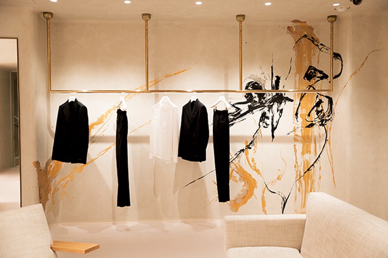 ランバン 銀座 全フロアの壁面に描かれているのは、日本の書道家hiro(河内裕美)による書。娘と踊るジャンヌ・ランバンがモチーフで、「優」「羽」「想」などの漢字をふたりで探すのも一興です。