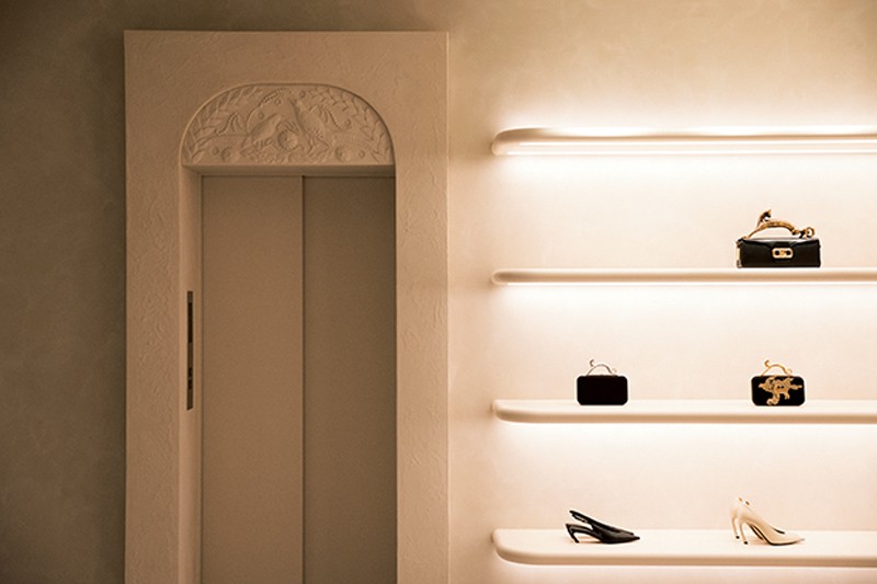 ランバン 銀座 鳥がモチーフの随所の彫刻は、フランスの彫刻家フレデリック&ロブ・ウィットルの作品。