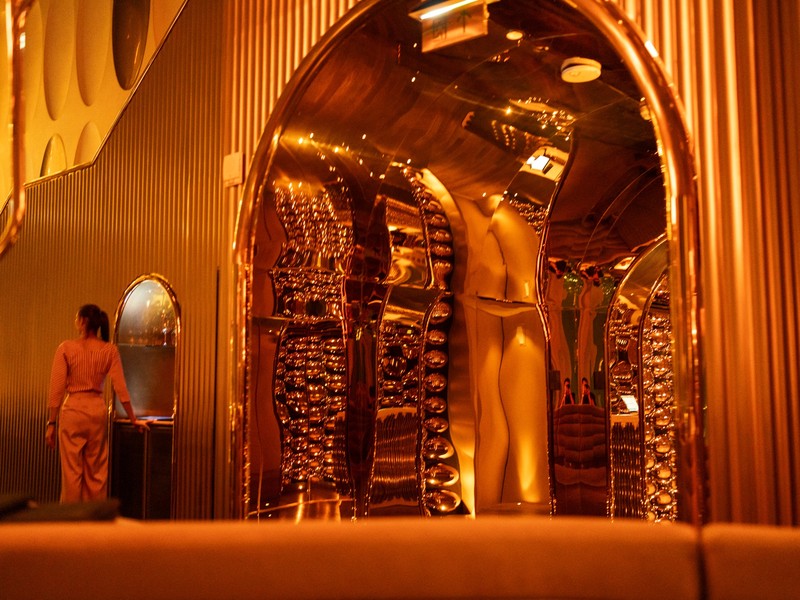 The Standard, Bangkok Mahanakhon Hotel(ザ・スタンダード・バンコク・マハナコーン)Ojo Bangkok(オホ バンコク)