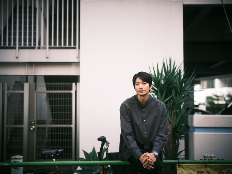 シャツ3万3000円/ESLOW(ENKEL)、パンツ4万8400円/08sircus(08book) 向井理 LEON.JP