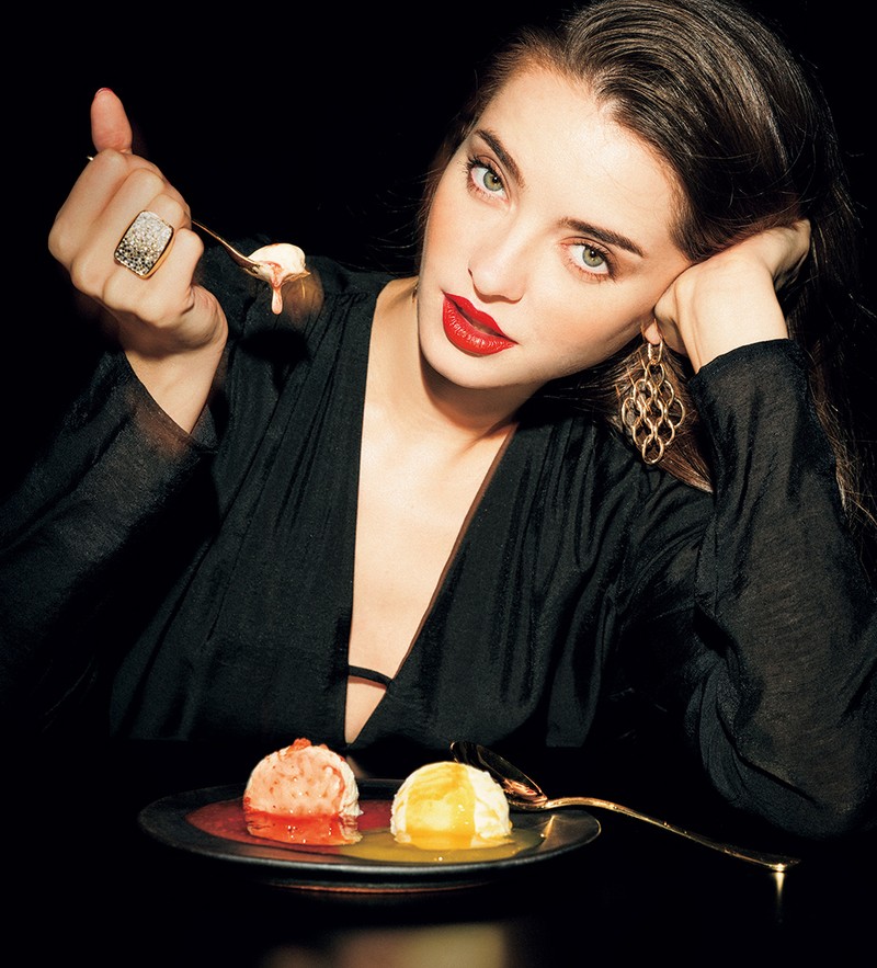 ワンピース4万2900円/デザイナーズリミックス(コロネット)、ピアス80万3000円、リング145万2000円/ともにポメラート(ポメラート クライアントサービス)