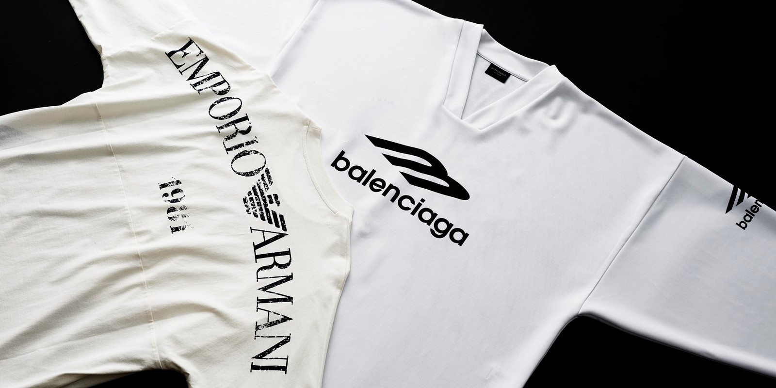 左:ロングスリーブTシャツ 3万9600円/エンポリオ アルマーニ(ジョルジオ アルマーニ ジャパン)、右:ロングスリーブTシャツ16万3900円/バレンシアガ(バレンシアガ クライアントサービス)