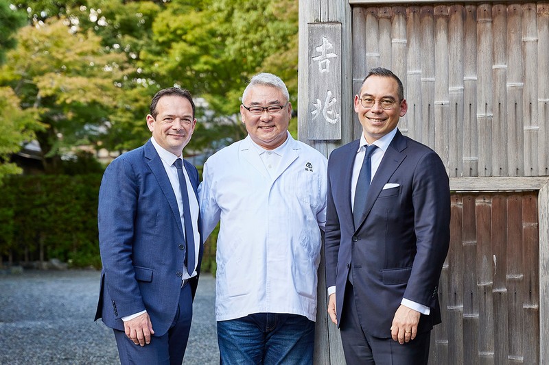 「ポメリー」最高醸造責任者、クレマン・ピエルロー氏(写真左)、「京都吉兆」総料理長、徳岡邦夫氏(中央)、ヴランケン ポメリー ジャパンCEOの師井 研氏(右)