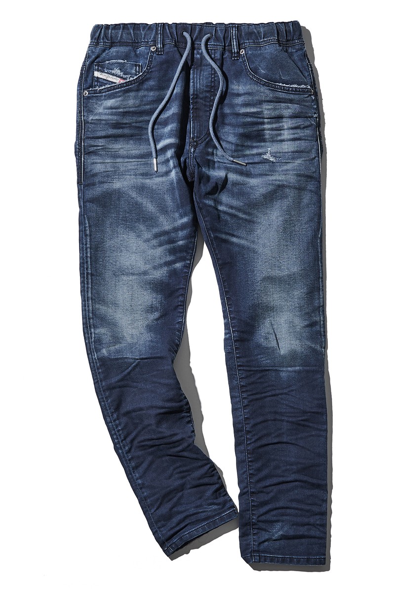 デニムパンツ5万3900円／ディーゼル（買えるLEON）