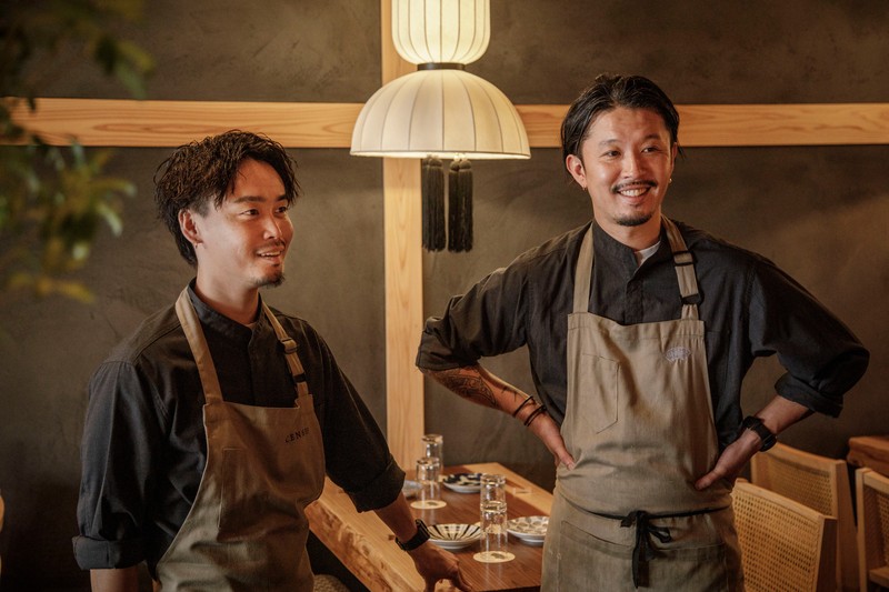 CENSU TOKYO シェフは「タテルヨシノ」などを名店で研鑽を積み、香港の「CENSU」1号店の立ち上げに携わった金須郁幸さん(左)。日本、シドニー、ロンドン、香港のミシュラン星つきレストランを経て、「センス」1号店を立ち上げた佐藤峻さん(右)もサポートする。