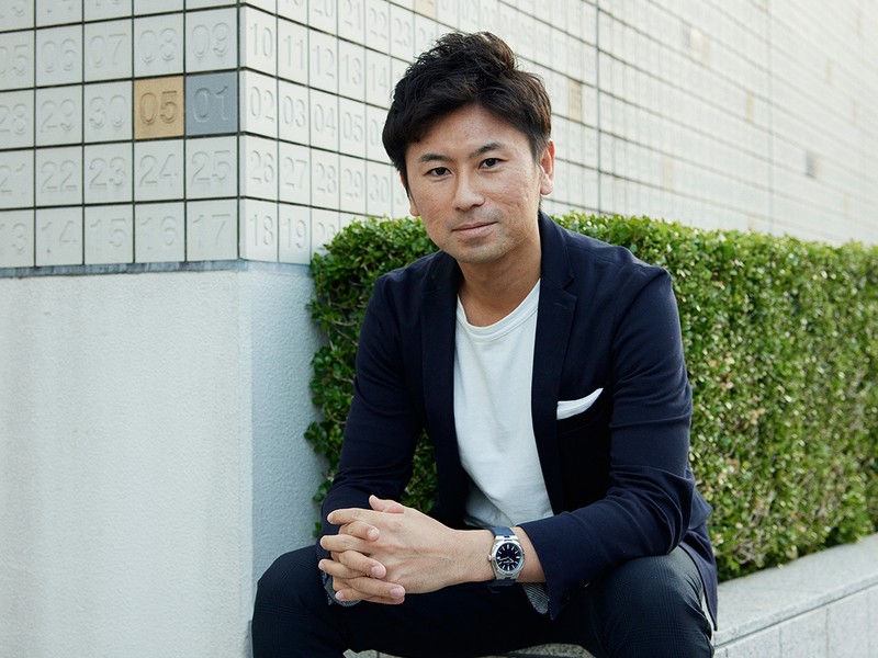 自身が出演しつつ解説もこなす、時計関連YouTubeを配信するRYさん。爽やかなネイビーのジャケットスタイルは、彼の定番的な着こなしのひとつ。