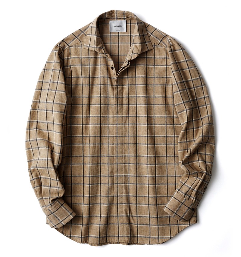 シャツ2万7500円/バグッタ(トレメッツォ)