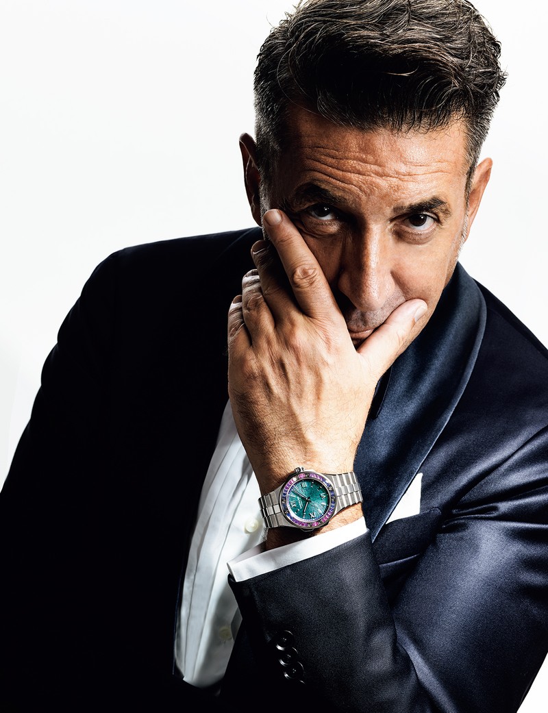 ▲ ダークネイビーならフォーマルかつ艶あり タキシードといえばブラックが主流ですが、実はダークネイビーこそフォーマルであるといわれます。それは夜会のライティングの下では、より黒く見えるから。「サミット」の腕元の煌めきには、ぜひそんな艶たっぷりなタキシードを合わせて、ラグジュアリーな時間を過ごしたいものですね。時計1250万7000円(要問い合わせ)/ショパール(ショパール ジャパン プレス)、タキシード(オーダー価格、要問い合わせ)/リングヂャケット(リングヂャケットマイスター206 青山店)、シャツ2万900円/バーニーズ ニューヨーク、そのほかはスタイリスト私物