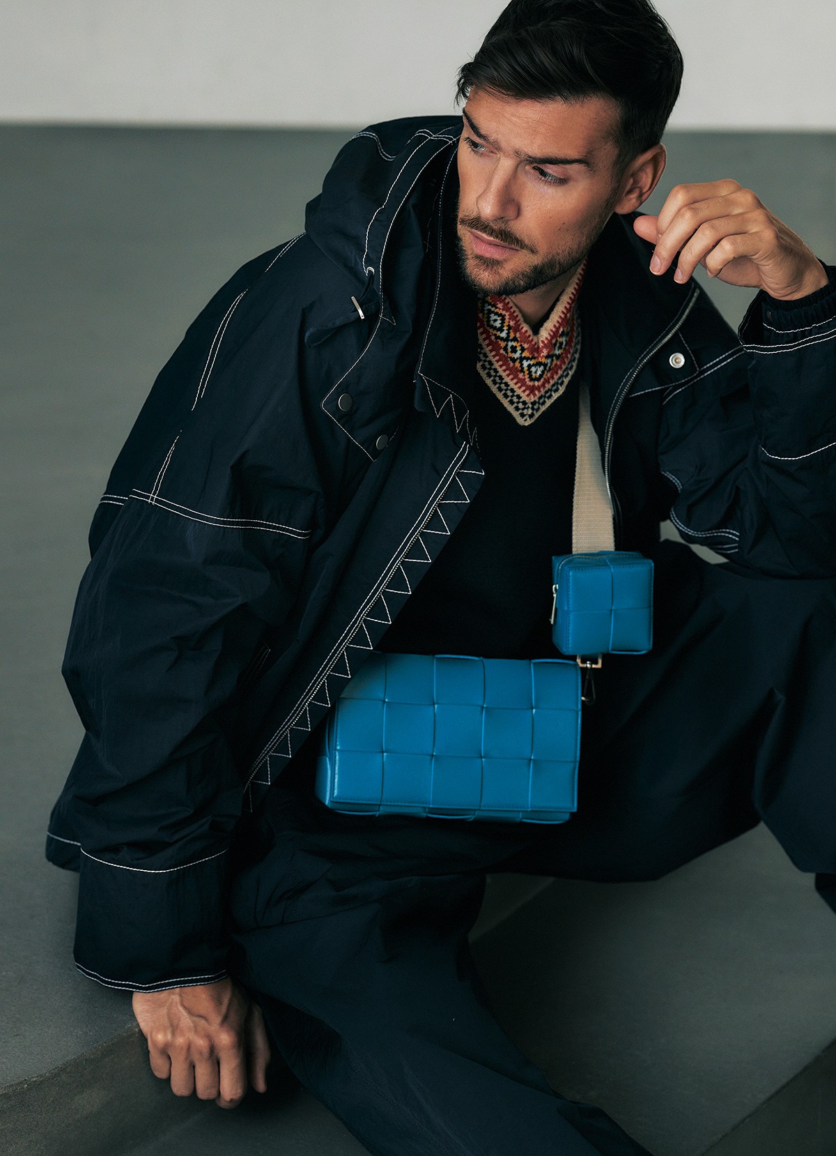 ボッテガ・ヴェネタ」の新作バッグで仕上げるお洒落オヤジのコーデ術 | メンズファッション | LEON レオン オフィシャルWebサイト
