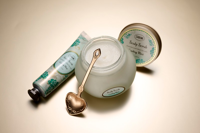 「SABON ヘッドスクラブ リフレッシング」(300g)5390円、(90g)2420円、「SABON ハートスプーン」550円/SABON Japan