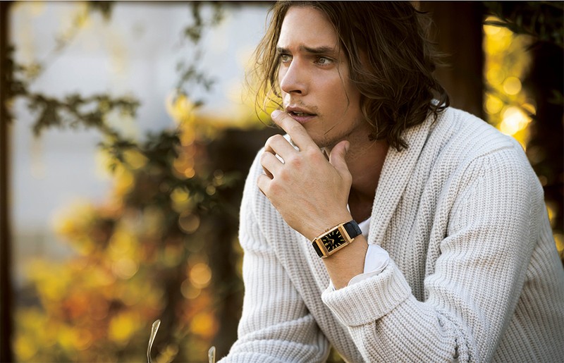 ▲ 時計567万6000円/ジャガー・ルクルト、カーディガン40万5900円/アニオナ(ウールン商会)、シャツ3万4100円/バレナ(三喜商事)、サングラス4万1800円/BJ クラシック(オブジェ・イースト)