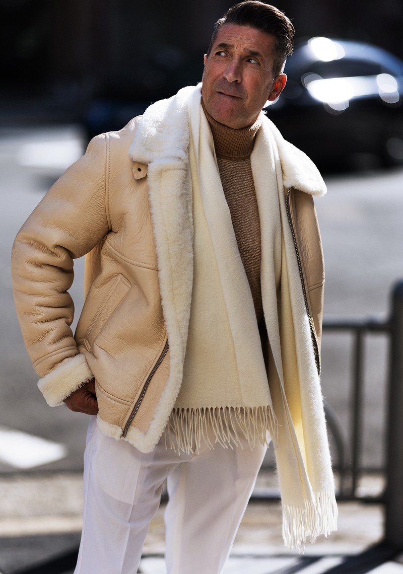 ブルゾン37万4000円/ジョルジオ・ブラート、ニット4万7300円/オジオ、パンツ2万3100円/マルティニーク、ストール4万4000円/エムバイ(すべて買えるLEON)