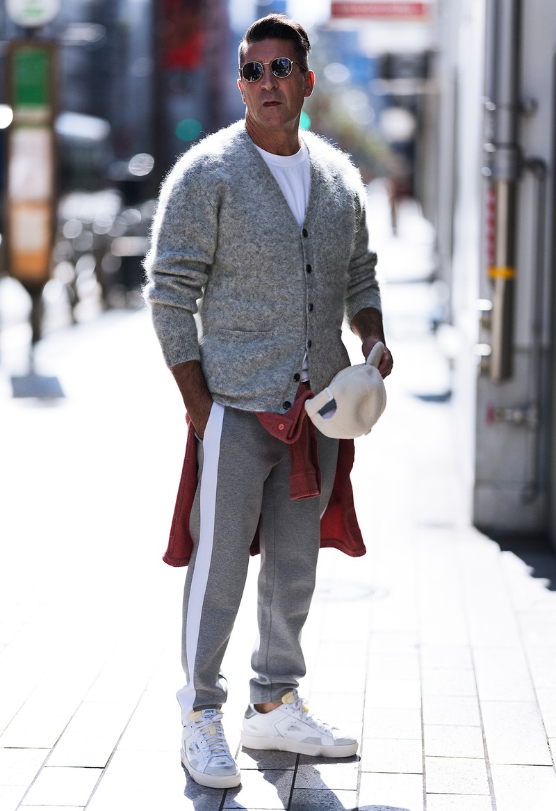 カーディガン3万5640円/エムバイ、Tシャツ9900円/オールウェイズ アウト オブ ストック、シャツ9万200円/デスティン、パンツ3万800円/エムバイ、キャップ7700円/ムータ・マリン、サングラス3万4100円/ウェイティングフォーザサン、靴5万8300円/ストライプ(すべて買えるLEON)