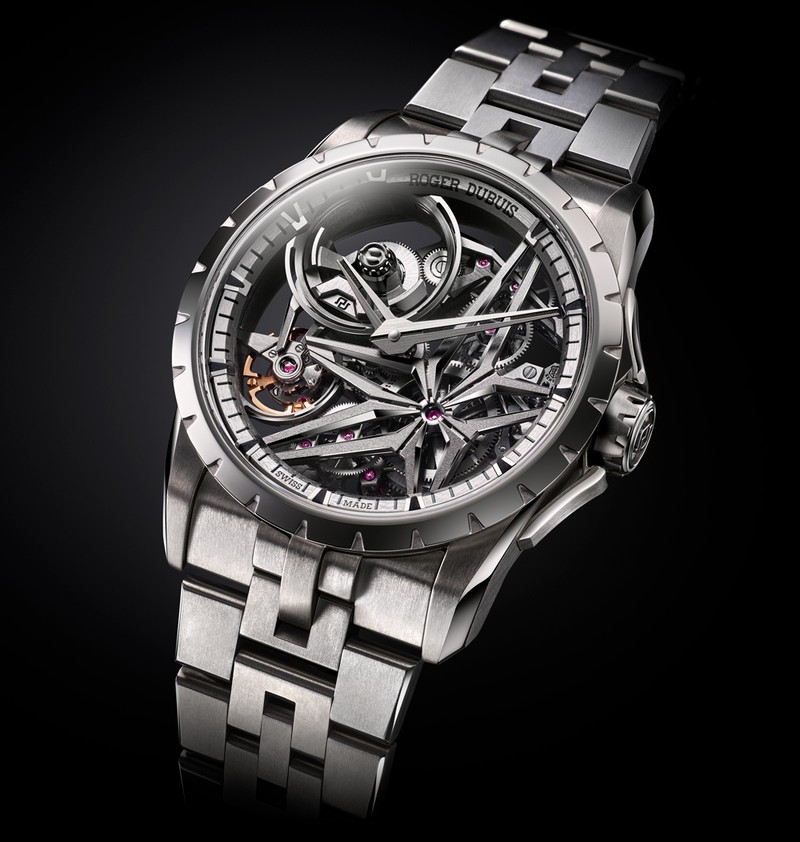 ▲ 「エクスカリバー モノバランシエ（DBEX0956）」自動巻き、Tiケース（42mm）×ブレスレット。10気圧防水。929万5000円／ロジェ・デュブイ