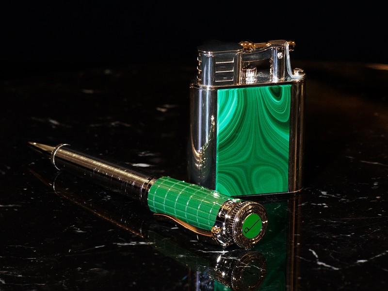 右●モアレテクスチャー ターボライター00万0000円/ダンヒル、左●センチュリーマン ローラガス ボールペン00万0000円/ダンヒル