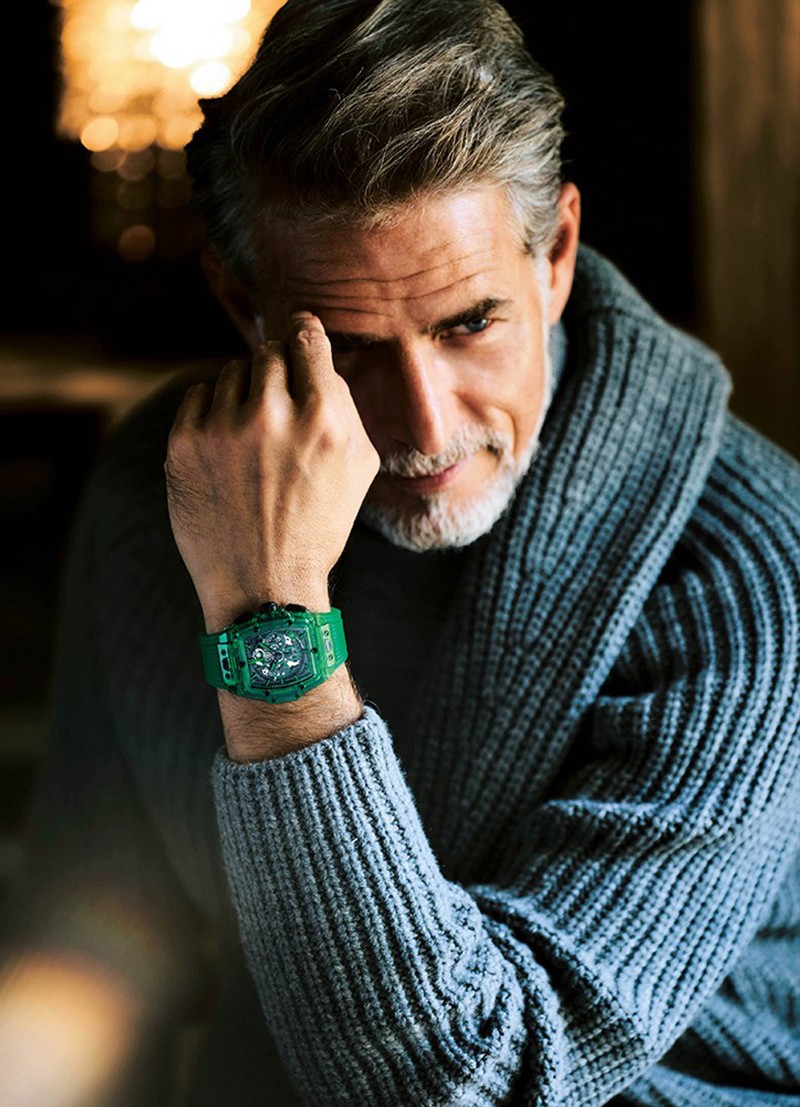 ▲ どこから見られても効果を発揮 どんな角度からも同じ濃淡に見えるというグリーンSAXEMのケースは、全方位にアイキャッチ効果を発揮。小誌が推す知的に見えるグレーニットとも好相性。大人の茶目気といえます。カーディガン8万4700円/ザノーネ(スローウエア ベネツィア 東京丸の内店)