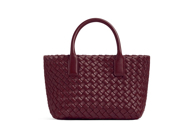 ボッテガヴェネタ　カバ カバ”過去モデルも手に入る、〈ボッテガ・ヴェネタ〉の期間限定