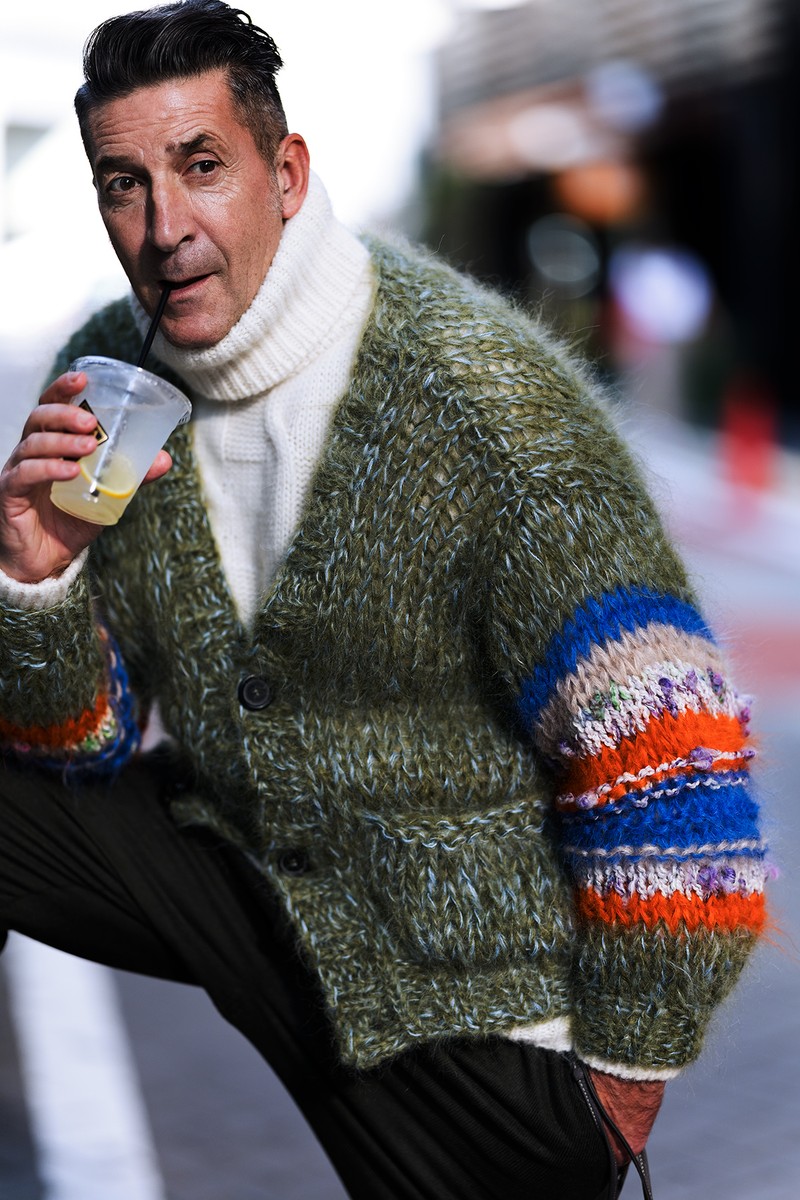 カーディガン8万1400円／レトリコドール、ニット7万1500円／PT トリノ、パンツ14万3000円／タエ アシダ（ともに買えるLEON）