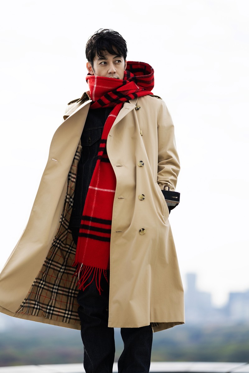 西野亮廣 コート35万7500円(予定価格)、フーデッドスカーフ10万5600円、デニムジャケット25万4000円、パンツ12万9800円、靴14万7400円/すべてバーバリー(バーバリー・ジャパン)
