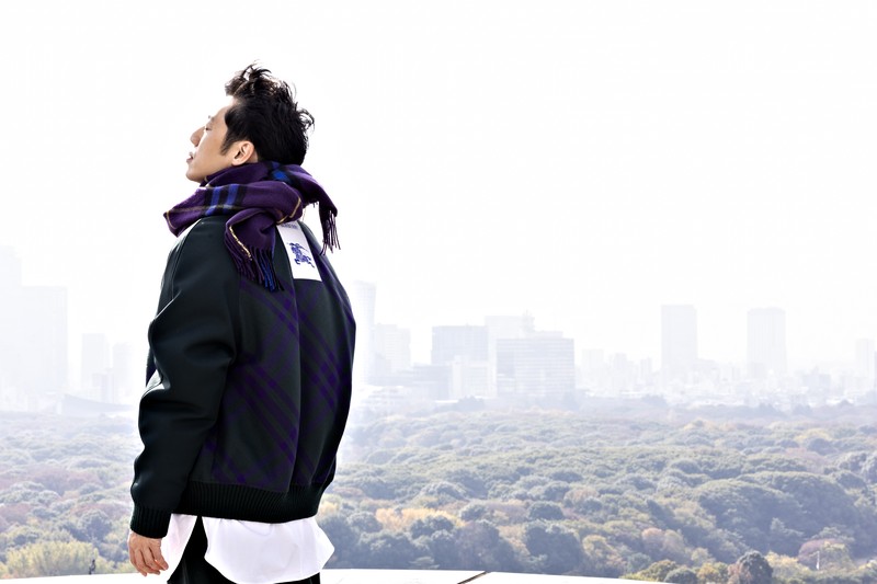 西野亮廣 ブルゾン37万4000円、スカーフ9万9000円(予定価格)、シャツ11万2200円、パンツ18万400円/すべてバーバリー(バーバリー・ジャパン)