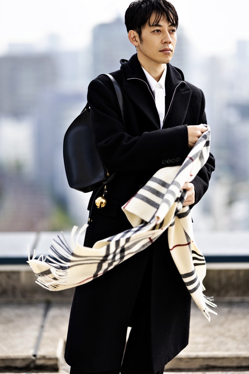 西野亮廣 コート46万2000円、フーディー18万7000円(予定価格)、シャツ11万2200円、パンツ24万2000円、バッグ28万6000円(予定価格)、スカーフ9万9000円(予定価格)、靴14万7400円/すべてバーバリー(バーバリー・ジャパン)