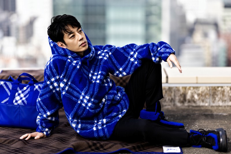 西野亮廣 フーディー18万7000円、パンツ12万9800円、靴20万6800円(予定価格)、バッグ21万5600円、ブランケット25万3000円/すべてバーバリー(バーバリー・ジャパン)