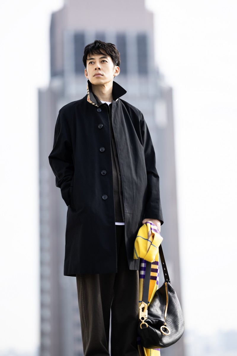 西野亮廣 コート00万0000円、シャツ16万600円、パンツ14万9600円、Tシャツ11万6600円、バッグ42万9000円(予定価格)、スカーフ9万9000円(予定価格)/すべてバーバリー(バーバリー・ジャパン)