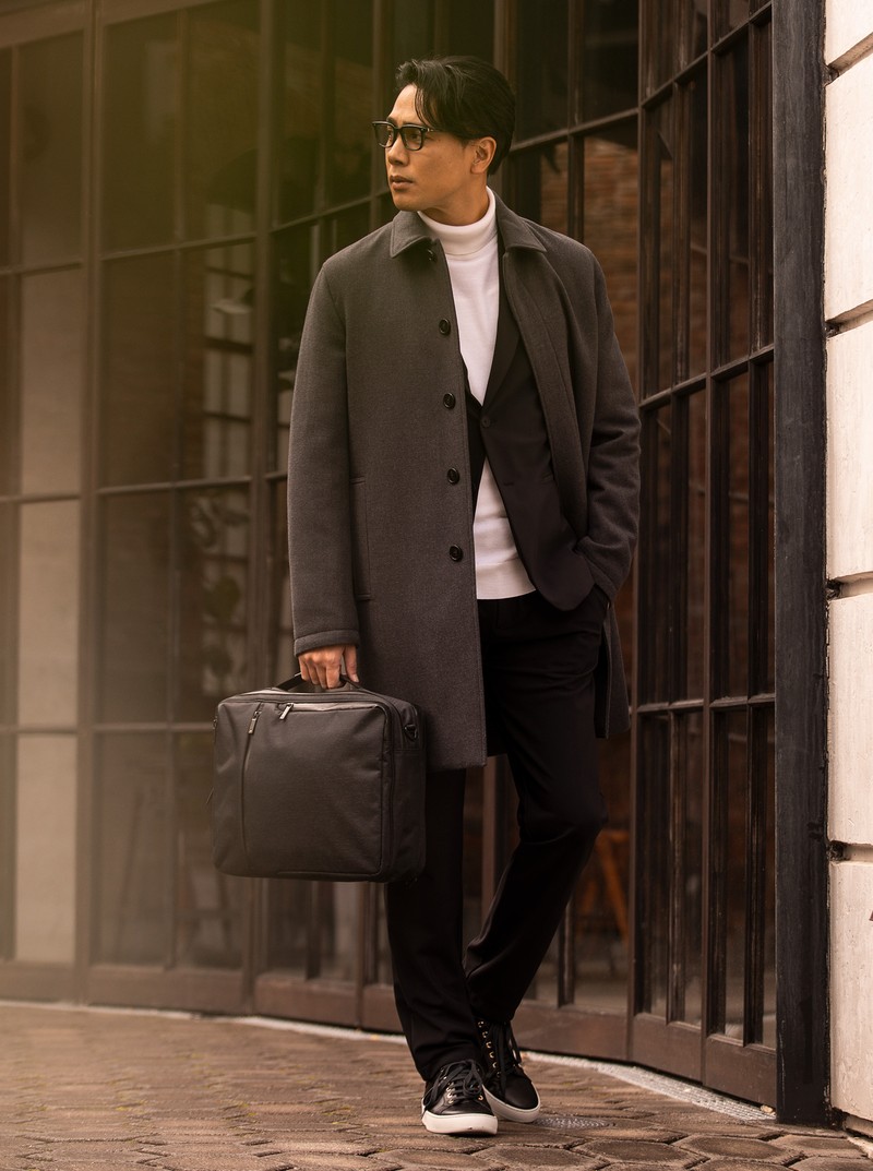 ▲ バッグ[W40×H29×D10cm] 2万9700円／エース、コート8万9100円、ジャケット5万5000円、パンツ2万9700円／以上セオリー（リンク・セオリー・ジャパン）、ニット4万4000円／ジョン スメドレー（リーミルズ エージェンシー）、メガネ6万6000円／アイヴァン 7285（アイヴァン 7285 トウキョウ）、シューズ11万7700円／セルジオ ロッシ（セルジオ ロッシ カスタマーサービス）