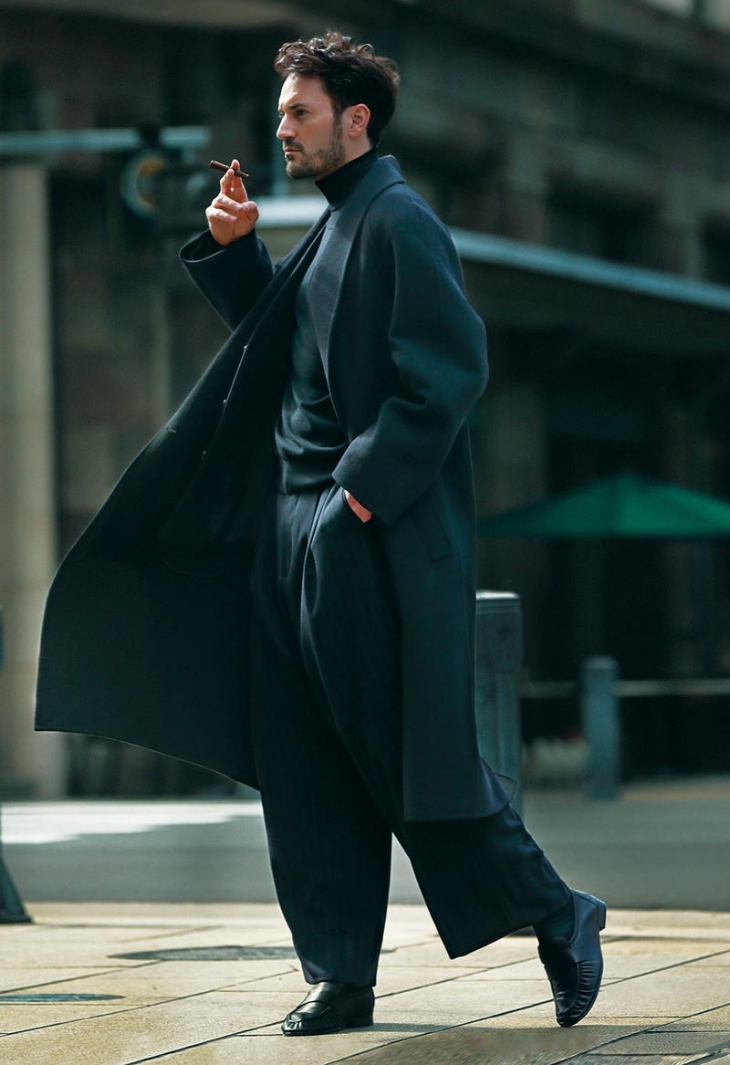 コート46万2000円、ジャケット87万8900円、ニット19万6900円、パンツ76万6700円、靴21万8900円/すべてザ・ロウ(ザ・ロウ・ジャパン)