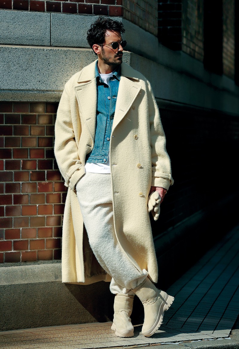 コート16万5000円、ブルゾン5万1700円、パンツ5万7200円、グローブ2万7500円/すべてオーラリー、靴7万9200円/オーラリー メイドバイ フットザコーチャー(すべてオーラリー)