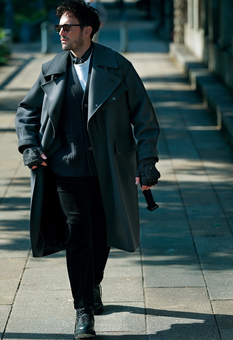 コート22万円/ユーゲン(イデアス)、カーディガン6万4900円/マッキントッシュ クラフテッド バイ バトナー(マッキントッシュ ギンザシックス店)