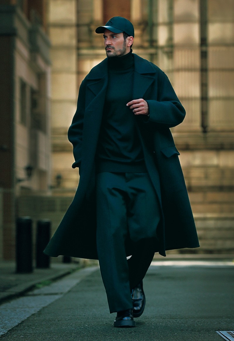 コート47万7400円、ニット11万5500円、パンツ18万4800円、キャップ9万3500円、靴20万9000円/すべてジル サンダー バイ ルーシー アンド ルーク・メイヤー(ジルサンダージャパン)