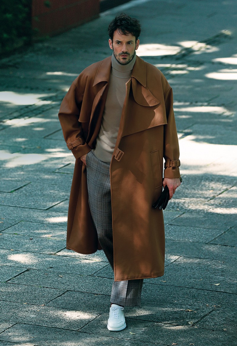 コート29万7000円、ニット11万3300円、パンツ9万7900円、グローブ4万9500円、靴は参考商品/すべてエンポリオ アルマーニ(ジョルジオ アルマーニ ジャパン)