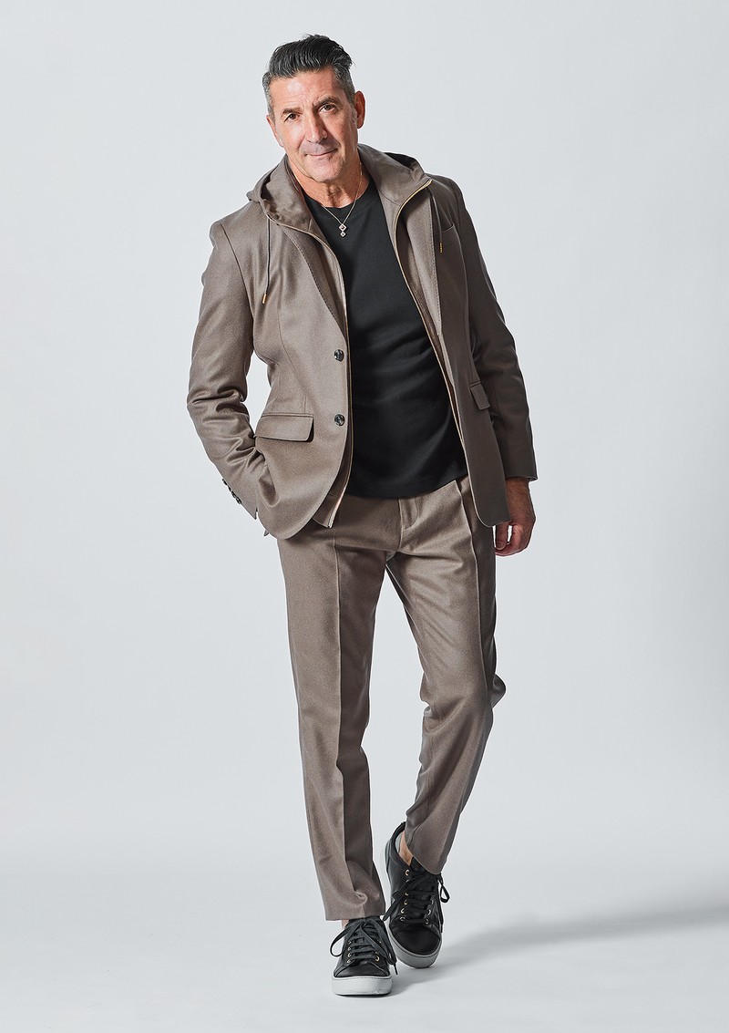 ジャケット7万9200円、パーカ5万8300円、パンツ4万4000円/すべてデザインワークス、カットソー1万9800円/スリードッツ、靴11万7700円/セルジオ ロッシ、ネックレス34万7600円/エクスポジション(すべて買えるLEON)