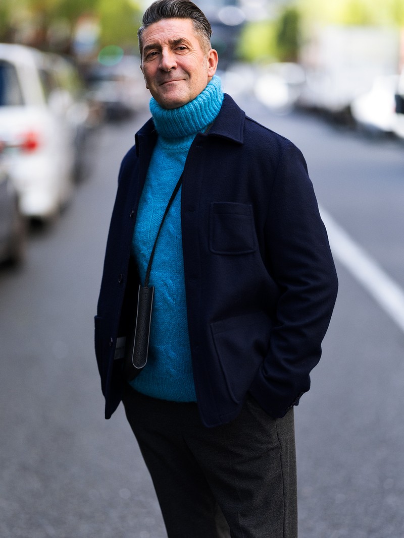 ブルゾン8万6900円/パオローニ、ニット7万1500円/PT トリノ、パンツ3万800円/ナンバーエム×マルティニーク、バッグ6万6000円/ボナベンチュラ(すべて買えるLEON)