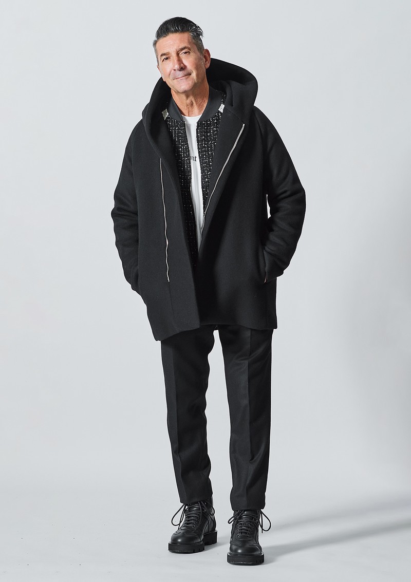 パーカ9万3500円/wjk、中のブルゾン9万9000円/ロアーガンズ、カットソー1万3200円/オールウェイズ アウト オブ ストック、 パンツ4万4000円/デザインワークス、 靴15万2900円/セルジオ ロッシ(すべて買えるLEON)