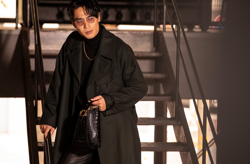 ▲ バッグ14万8500円/J&M デヴィッドソン(J&M デヴィッドソン カスタマーセンター)、コート15万9500円/マッキントッシュ(マッキントッシュ ギンザシックス店)ニット4万4000円/ジョン スメドレー(リーミルズ エージェンシー)、パンツ4万1800円/ジャブスアルキヴィオ(F.E.N.)、シューズ12万1000円/ジェイエムウエストン(ジェイエムウエストン 青山店)、サングラス5万5000円/アイヴァン(アイヴァン 東京ギャラリー)、その他私物