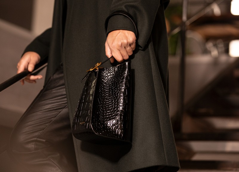 ▲ バッグ14万8500円/J&M デヴィッドソン(J&M デヴィッドソン カスタマーセンター)、コート15万9500円/マッキントッシュ(マッキントッシュ ギンザシックス店)ニット4万4000円/ジョン スメドレー(リーミルズ エージェンシー)、パンツ4万1800円/ジャブスアルキヴィオ(F.E.N.)、シューズ12万1000円/ジェイエムウエストン(ジェイエムウエストン 青山店)、サングラス5万5000円/アイヴァン(アイヴァン 東京ギャラリー)、その他私物