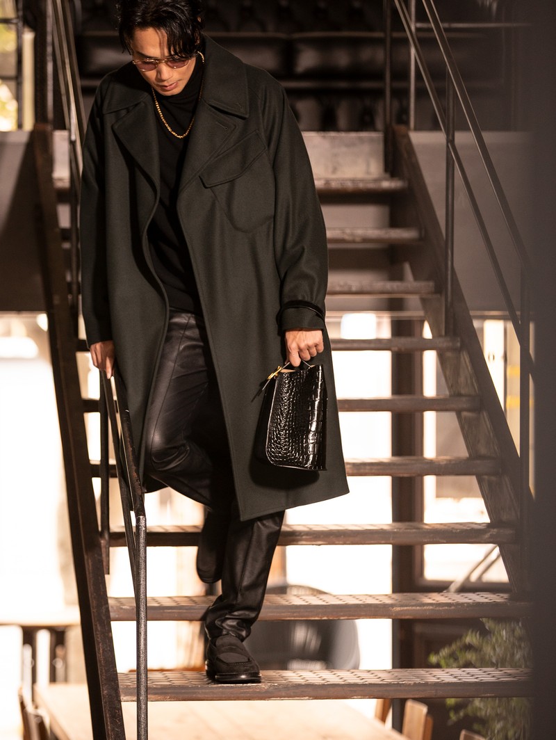 ▲ バッグ14万8500円/J&M デヴィッドソン(J&M デヴィッドソン カスタマーセンター)、コート15万9500円/マッキントッシュ(マッキントッシュ ギンザシックス店)ニット4万4000円/ジョン スメドレー(リーミルズ エージェンシー)、パンツ4万1800円/ジャブスアルキヴィオ(F.E.N.)、シューズ12万1000円/ジェイエムウエストン(ジェイエムウエストン 青山店)、サングラス5万5000円/アイヴァン(アイヴァン 東京ギャラリー)、その他私物