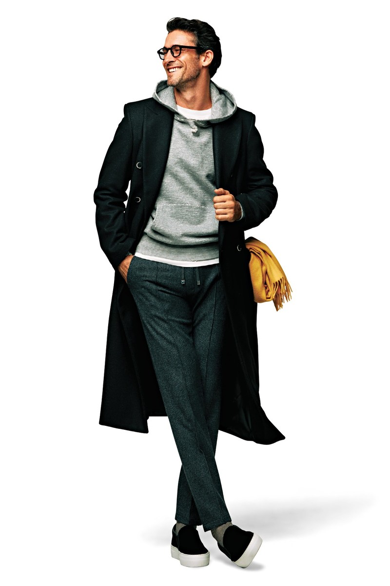 ダブルのチェスターにスウェットパーカは驚くほど相性の良い相棒。羽織るだけで、シェイプアップ効果とともに理想的な大人カジュアルが手に入ります。コート16万8300円/バレナ(三喜商事)、パーカ6万4900円/アルベルト ブレーシ(アバロン)、Tシャツ9680円/スローン(ザ ショップ スローン 新静岡セノバ店)、パンツ2万2000円/アウール(アウール阪急メンズ大阪)、マフラー3万5200円/ジョシュアエリス(グリニッジ ショールーム)、メガネ4万2900円/モスコット(モスコット トウキョウ)、スニーカー4万1800円/ペリーコ サニー(アマン)