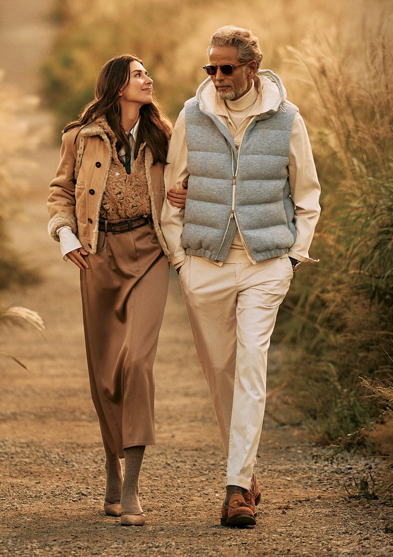 男性●ダウンベスト67万7600円、デニムジャケット34万7600円、ニット22万8800円、パンツ9万200円、靴18万1500円/すべてブルネロ クチネリ(ブルネロ クチネリ ジャパン)、サングラス5万8960円/ブルネロ クチネリ&オリバーピープルズ(ルックスオティカジャパン カスタマーサービス)、時計295万3500円/タグ・ホイヤー 女性●ブルゾン157万5200円、ブラウス(タイ付き)36万3000円、スカート25万4100円、ベルト16万2800円、ソックス12万6500円、ベスト、靴は参考商品/すべてブルネロ クチネリ(ブルネロ クチネリ ジャパン)